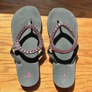 Sanuk pink/black flip flops